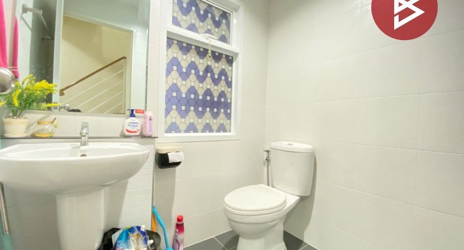 For sale 4 bedrooms townhouse in Mueang Samut Sakhon, Samut Sakhon
