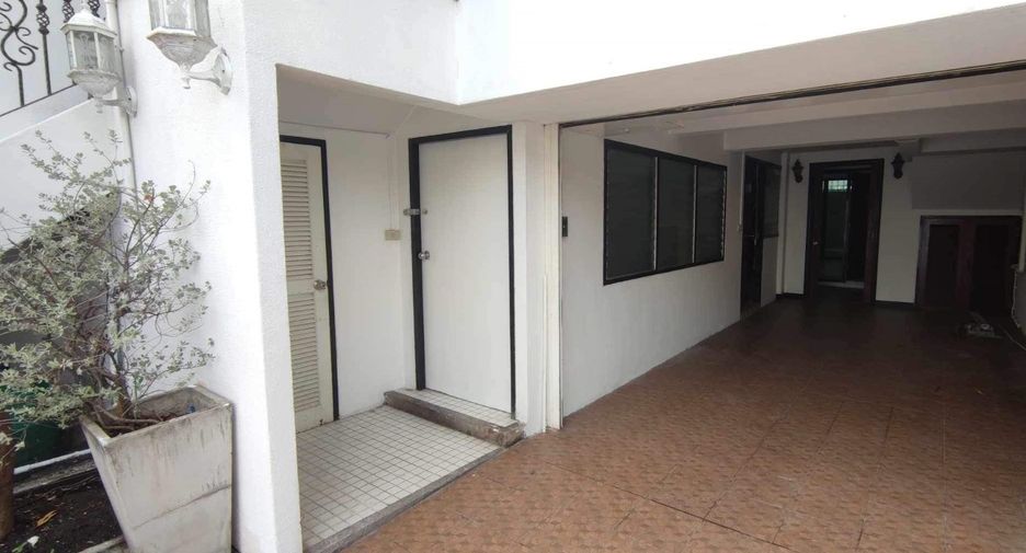 ให้เช่า 3 ห้องนอน ทาวน์เฮ้าส์ ใน วัฒนา, กรุงเทพฯ