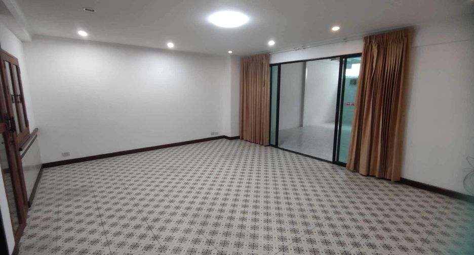 ให้เช่า 3 ห้องนอน ทาวน์เฮ้าส์ ใน วัฒนา, กรุงเทพฯ