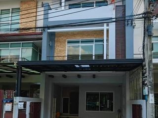 Casa adosada en alquiler de 3 habitaciones en Yan Nawa, Bangkok