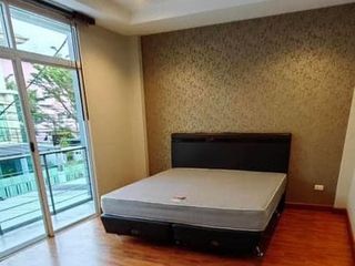 Casa adosada en alquiler de 3 habitaciones en Yan Nawa, Bangkok