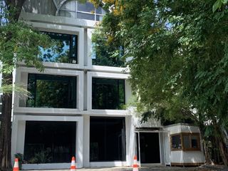 For rent 4 bedrooms retail Space in Khlong Toei, Bangkok