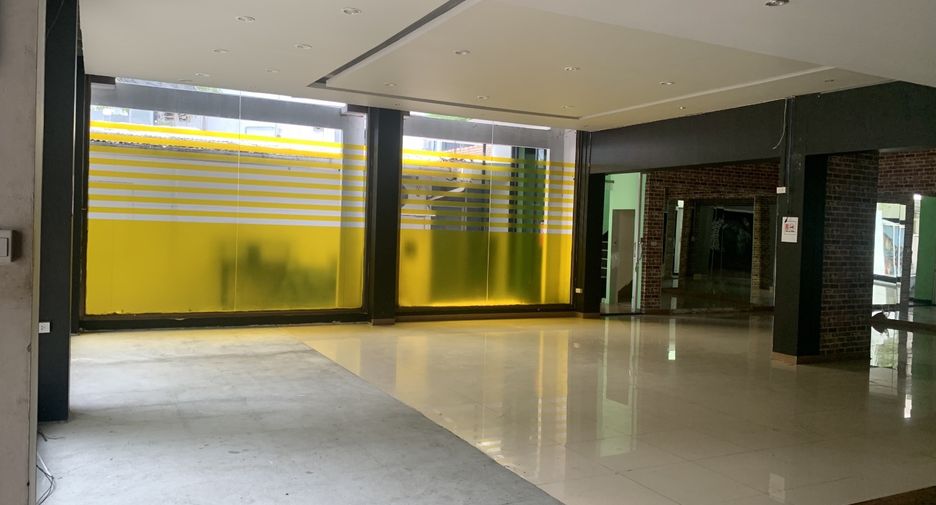 For rent 4 bedrooms retail Space in Khlong Toei, Bangkok
