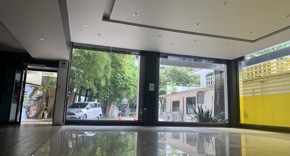 For rent 4 bedrooms retail Space in Khlong Toei, Bangkok