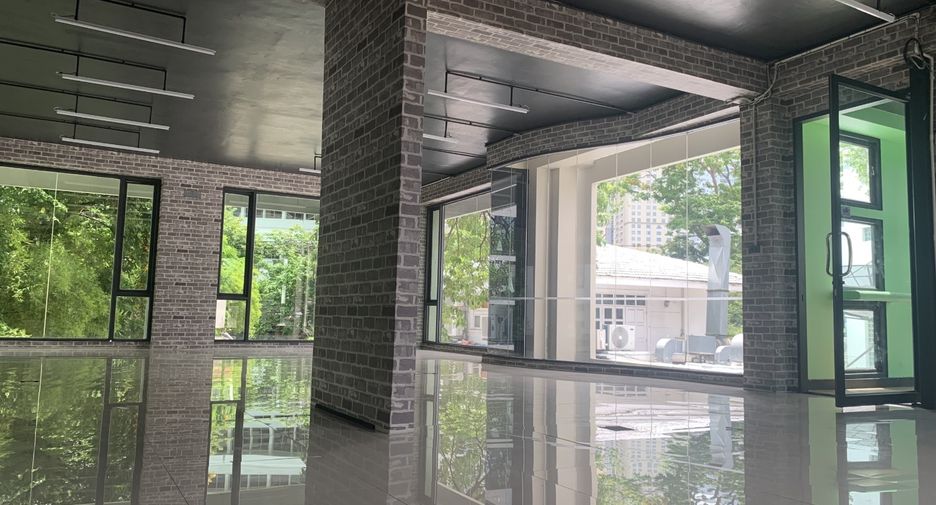 For rent 4 bedrooms retail Space in Khlong Toei, Bangkok