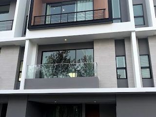 Casa adosada en alquiler de 3 habitaciones en Saphan Sung, Bangkok