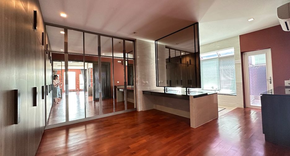 Casa en venta de 5 habitaciones en Pak Kret, Nonthaburi