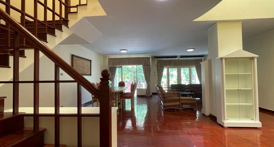 For rent 4 bedrooms townhouse in Chatuchak, Bangkok