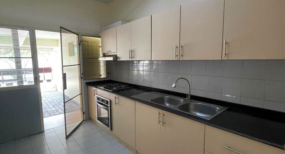 For rent 4 bedrooms townhouse in Chatuchak, Bangkok