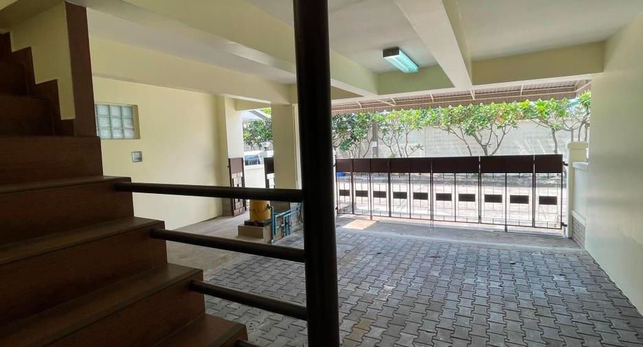 For rent 4 bedrooms townhouse in Chatuchak, Bangkok