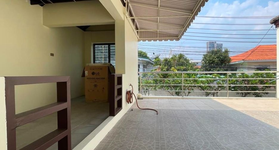For rent 4 bedrooms townhouse in Chatuchak, Bangkok