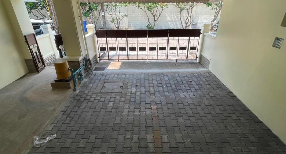 For rent 4 bedrooms townhouse in Chatuchak, Bangkok