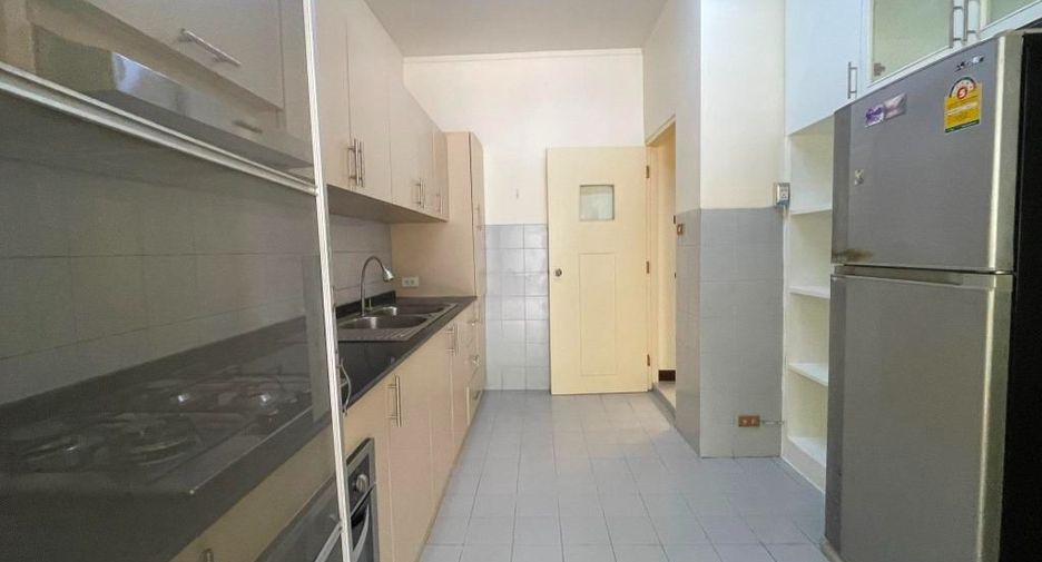 For rent 4 bedrooms townhouse in Chatuchak, Bangkok
