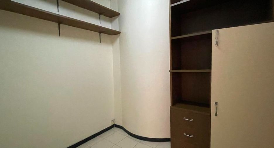 For rent 4 bedrooms townhouse in Chatuchak, Bangkok