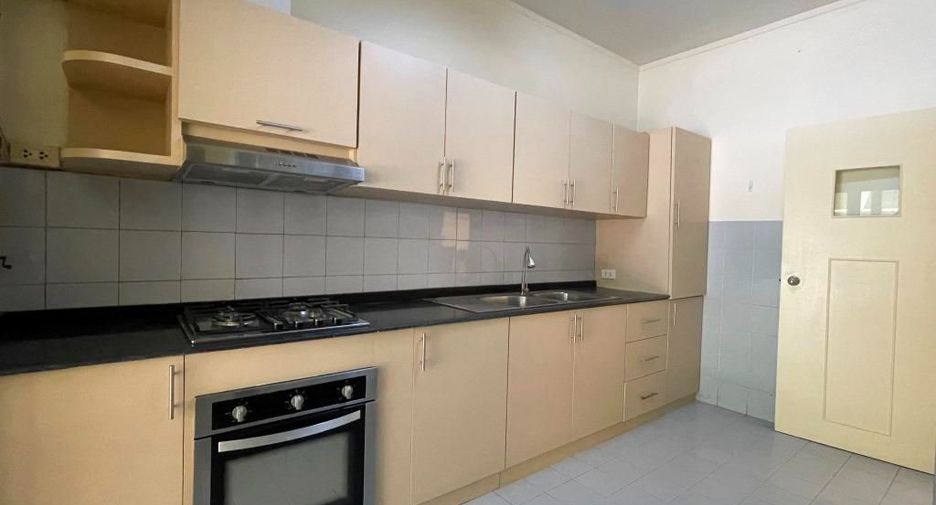 For rent 4 bedrooms townhouse in Chatuchak, Bangkok