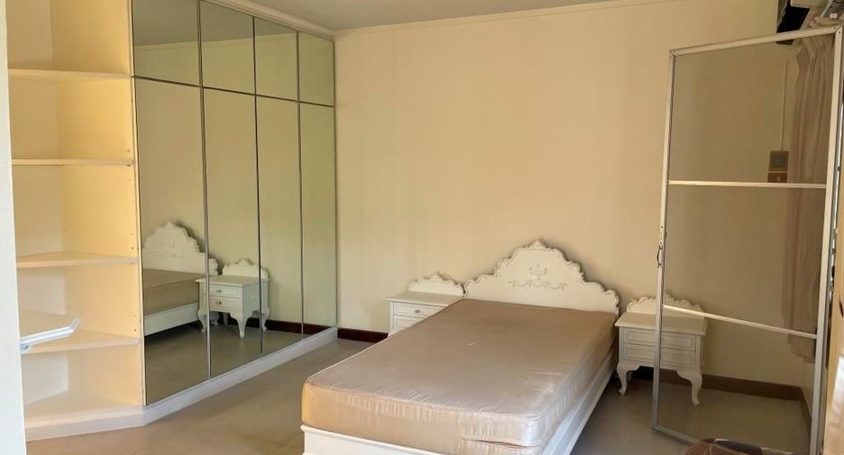 For rent 4 bedrooms townhouse in Chatuchak, Bangkok