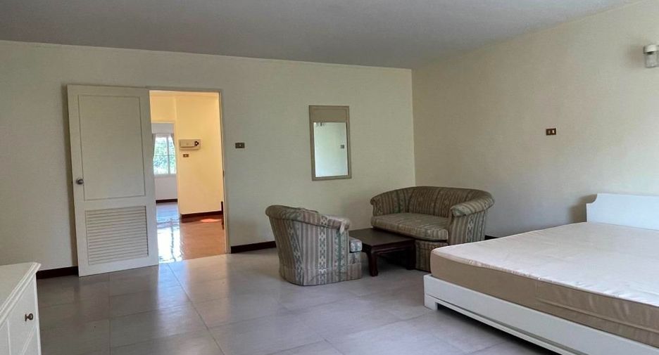 For rent 4 bedrooms townhouse in Chatuchak, Bangkok