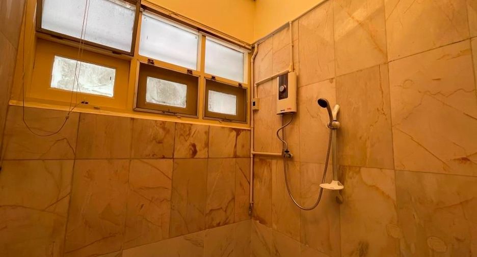 For rent 4 bedrooms townhouse in Chatuchak, Bangkok