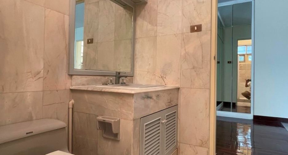 For rent 4 bedrooms townhouse in Chatuchak, Bangkok