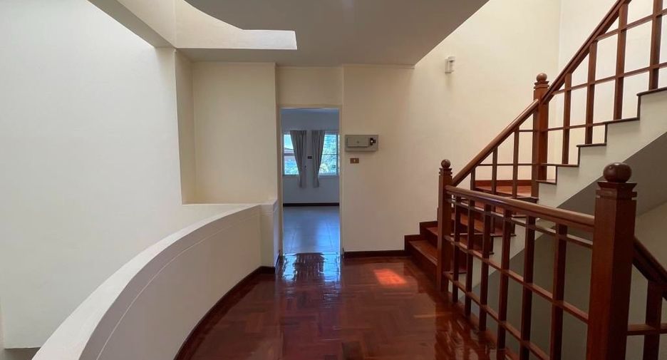 For rent 4 bedrooms townhouse in Chatuchak, Bangkok
