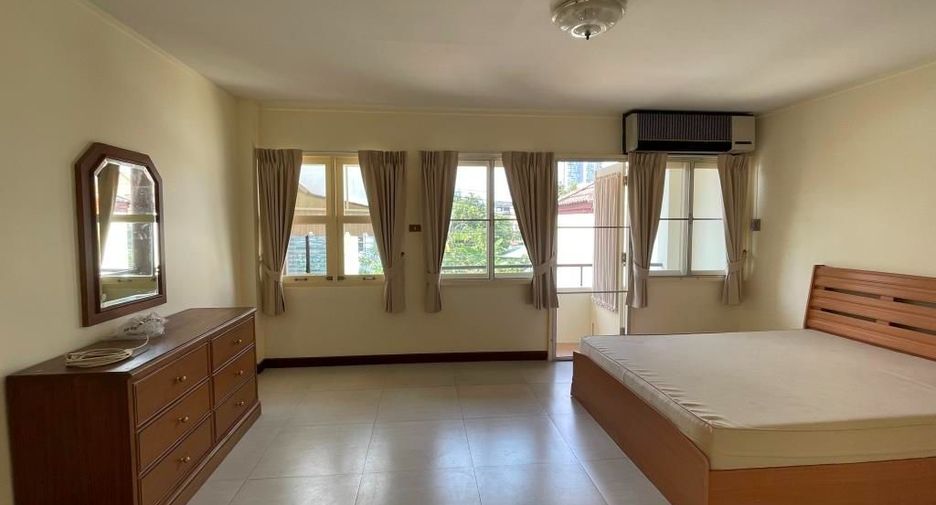 For rent 4 bedrooms townhouse in Chatuchak, Bangkok