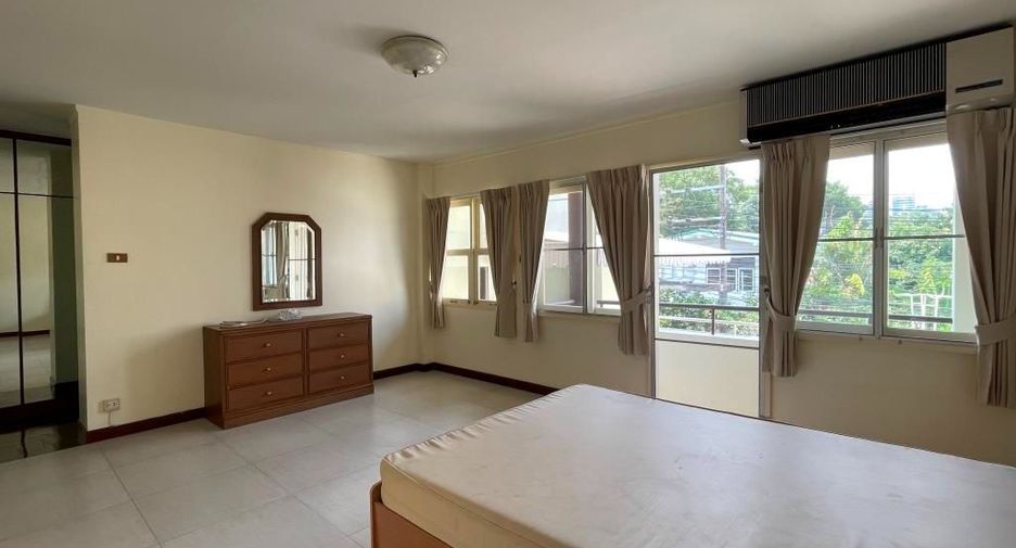 For rent 4 bedrooms townhouse in Chatuchak, Bangkok