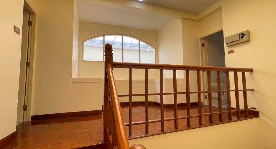 For rent 4 bedrooms townhouse in Chatuchak, Bangkok
