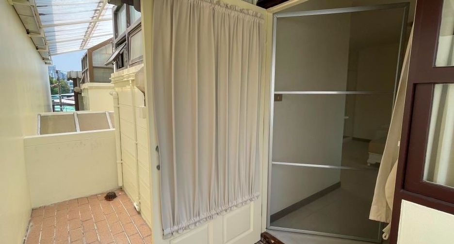 For rent 4 bedrooms townhouse in Chatuchak, Bangkok