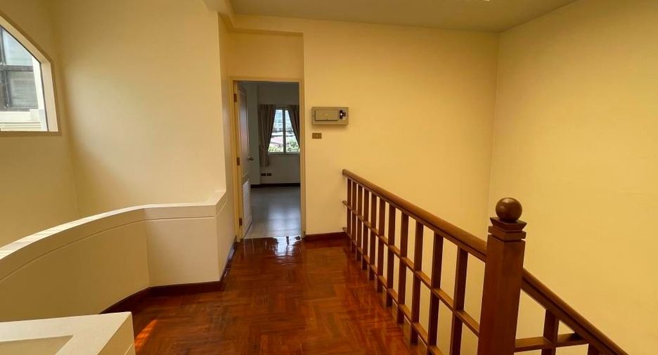 For rent 4 bedrooms townhouse in Chatuchak, Bangkok