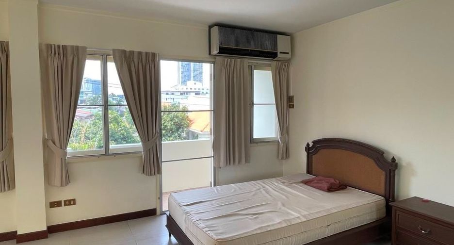 For rent 4 bedrooms townhouse in Chatuchak, Bangkok