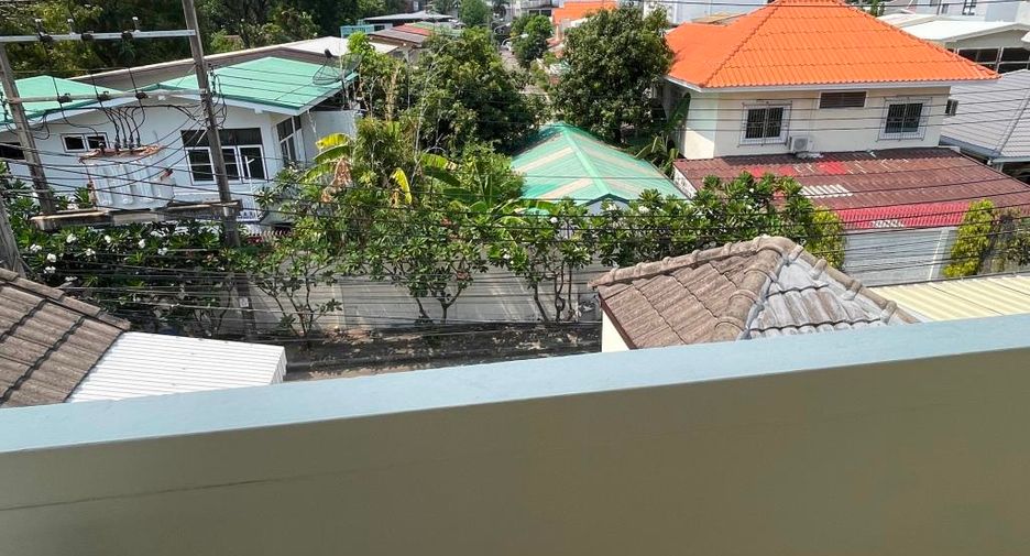 For rent 4 bedrooms townhouse in Chatuchak, Bangkok