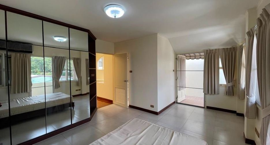 For rent 4 bedrooms townhouse in Chatuchak, Bangkok