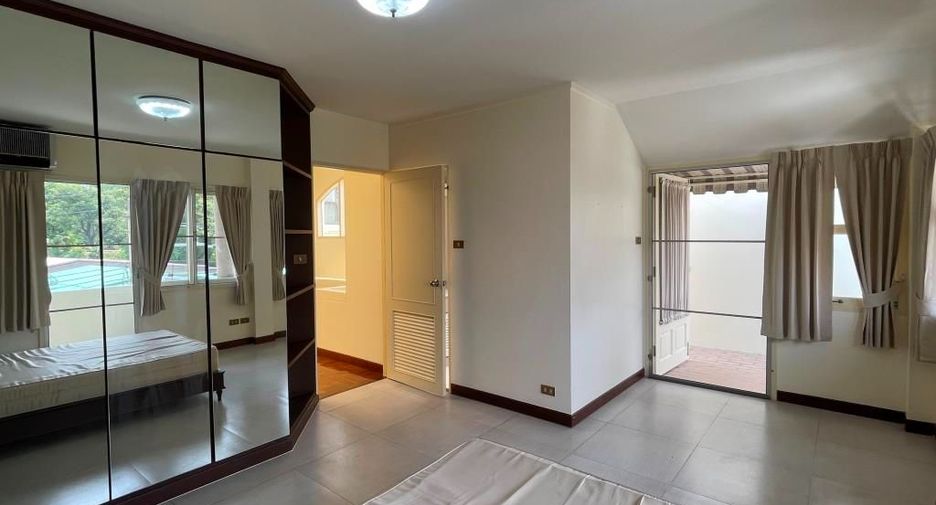 For rent 4 bedrooms townhouse in Chatuchak, Bangkok
