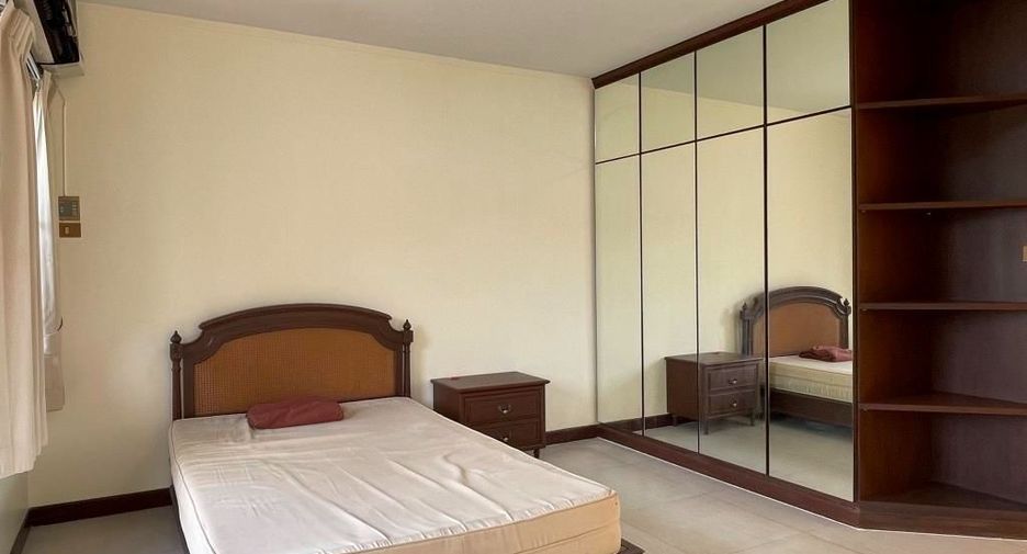 For rent 4 bedrooms townhouse in Chatuchak, Bangkok