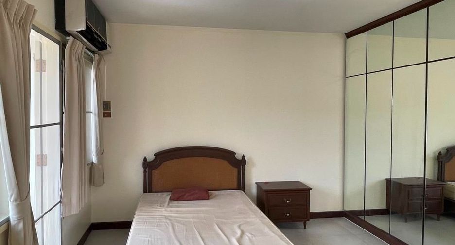 For rent 4 bedrooms townhouse in Chatuchak, Bangkok