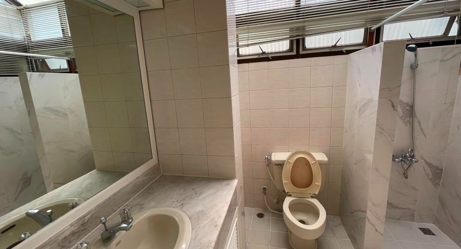 For rent 4 bedrooms townhouse in Chatuchak, Bangkok