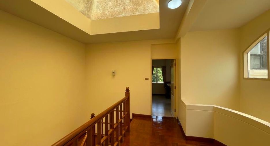 For rent 4 bedrooms townhouse in Chatuchak, Bangkok