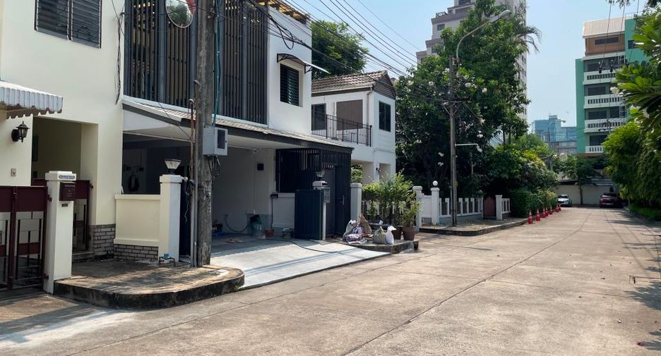 For rent 4 bedrooms townhouse in Chatuchak, Bangkok