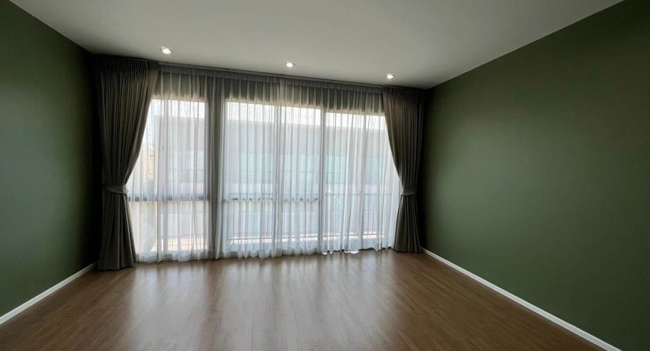 Casa adosada en alquiler de 3 habitaciones en Saphan Sung, Bangkok