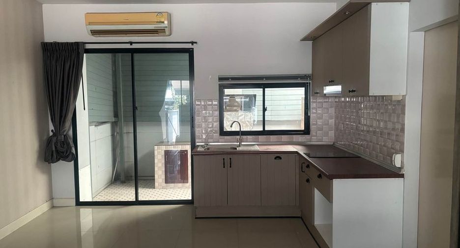 For rent 3 bedrooms townhouse in Prawet, Bangkok