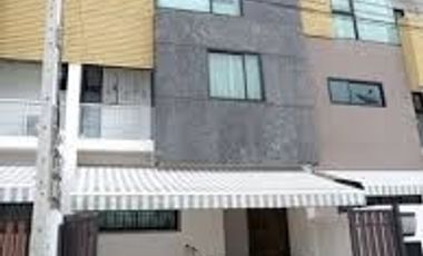 Casa adosada en alquiler de 3 habitaciones en Mueang Samut Prakan, Samut Prakan