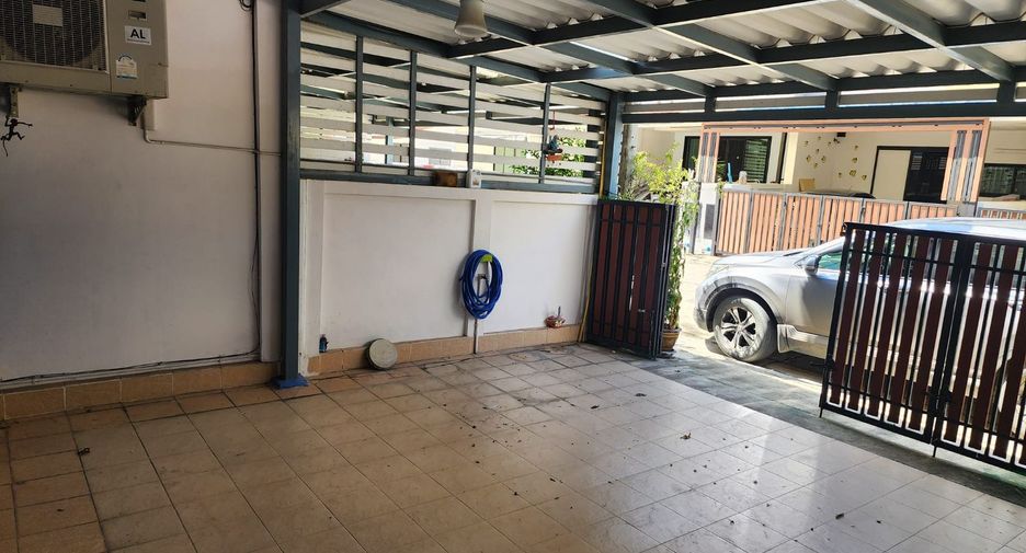 Casa adosada en alquiler de 3 habitaciones en Mueang Samut Prakan, Samut Prakan