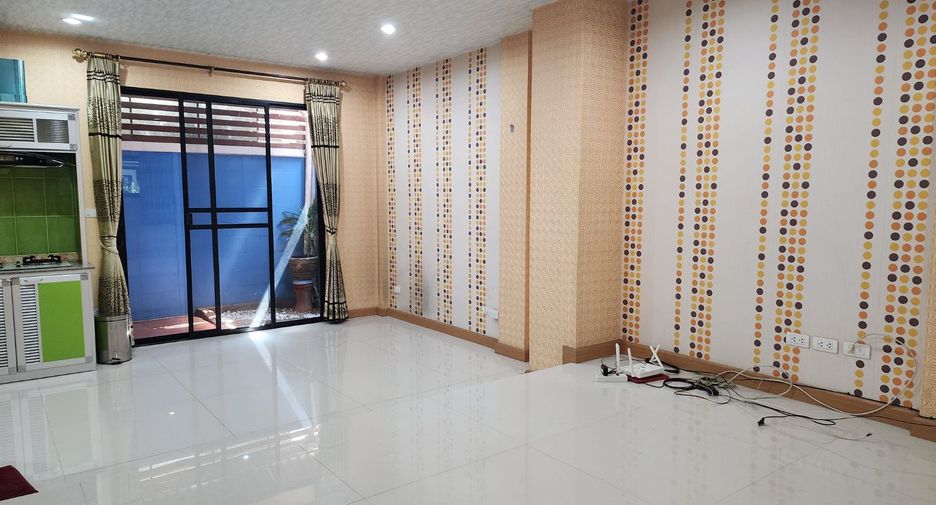 Casa adosada en alquiler de 3 habitaciones en Mueang Samut Prakan, Samut Prakan