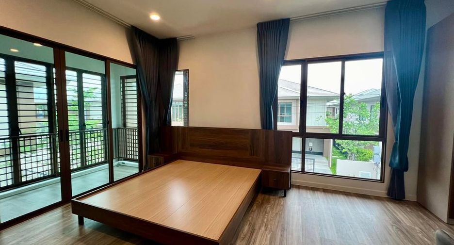 For rent 4 bedrooms house in Bang Kapi, Bangkok