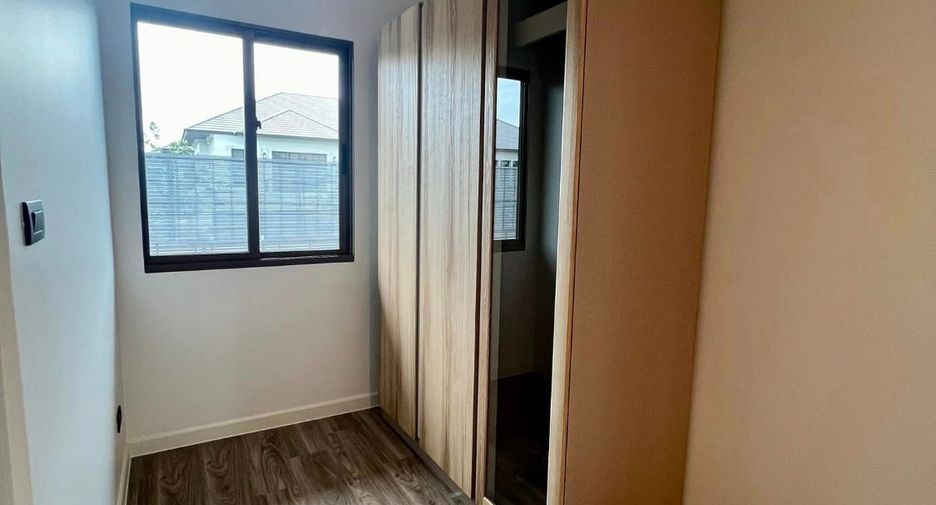For rent 4 bedrooms house in Bang Kapi, Bangkok