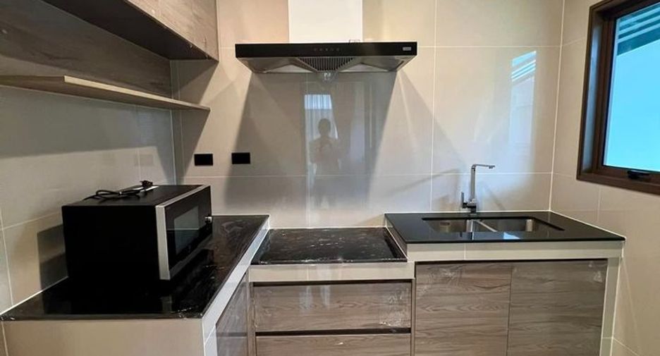 For rent 4 bedrooms house in Bang Kapi, Bangkok