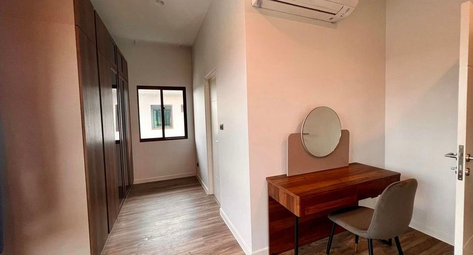 For rent 4 bedrooms house in Bang Kapi, Bangkok