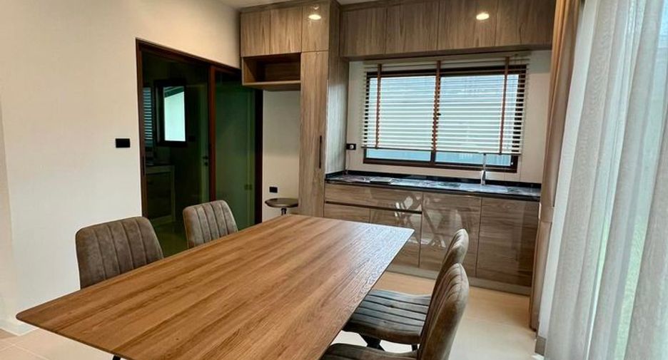 For rent 4 bedrooms house in Bang Kapi, Bangkok