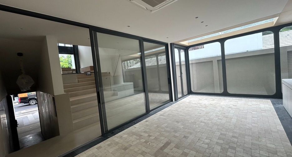 For rent 3 bedrooms townhouse in Suan Luang, Bangkok