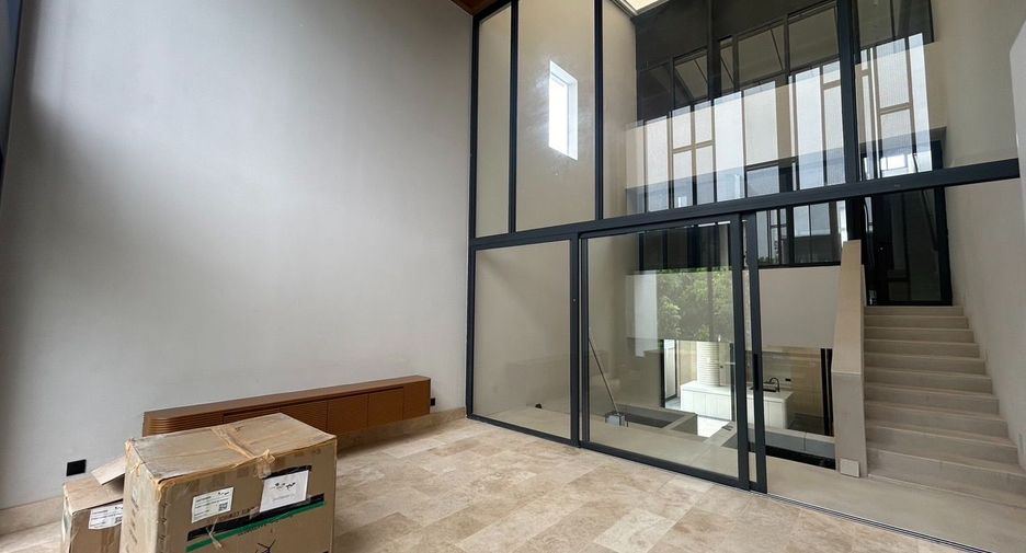 For rent 3 bedrooms townhouse in Suan Luang, Bangkok